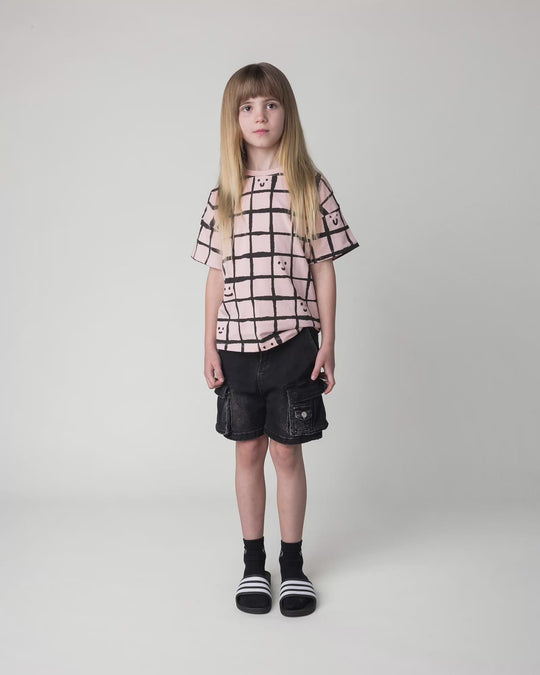 Kid wearing the Happy Squares Tee in dusty pink, full circle video