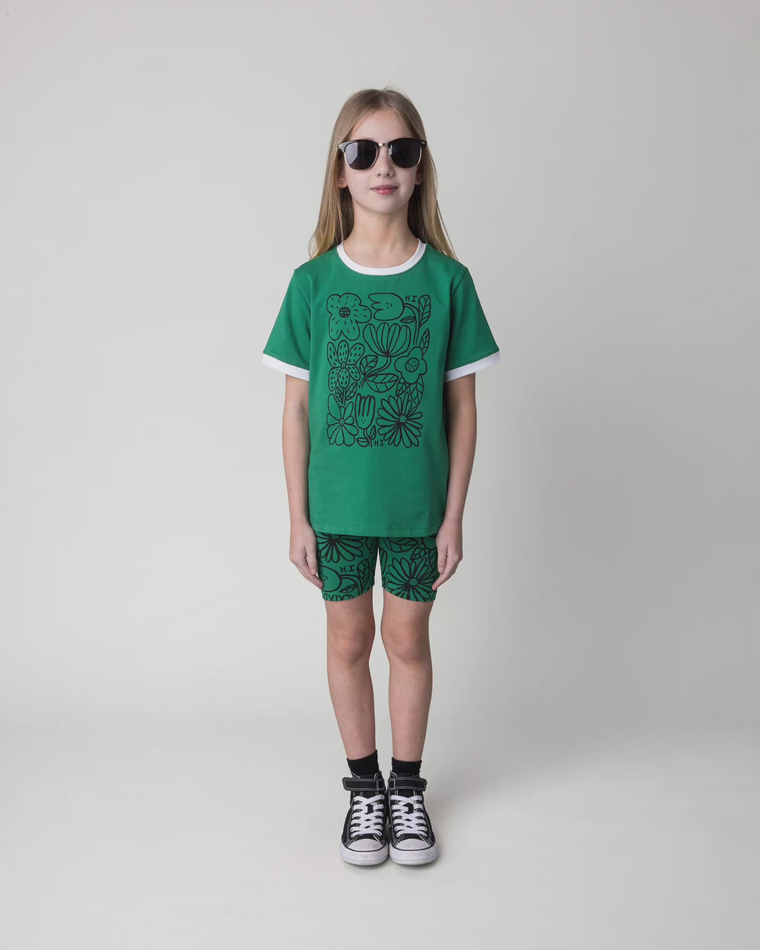 Kid wearing the Flower Party Tee in kelly green and white, full circle video
