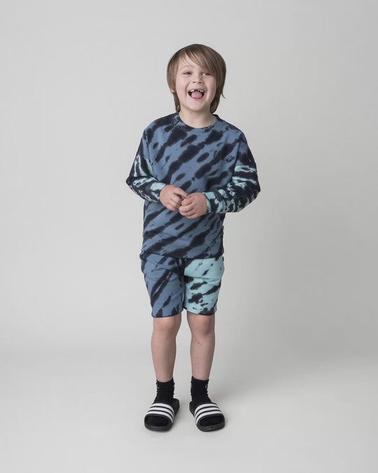 Kid wearing the Duo Tie Dye Crew in blue and aqua, full circle video