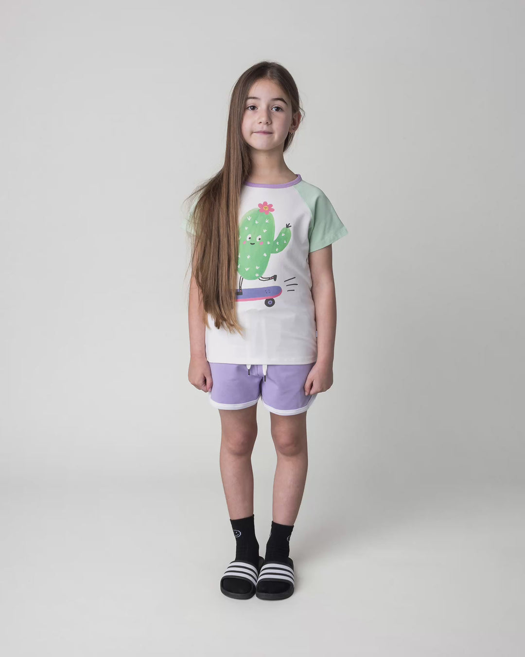 Kid wearing the Sprint Short in lilac and white, full circle video