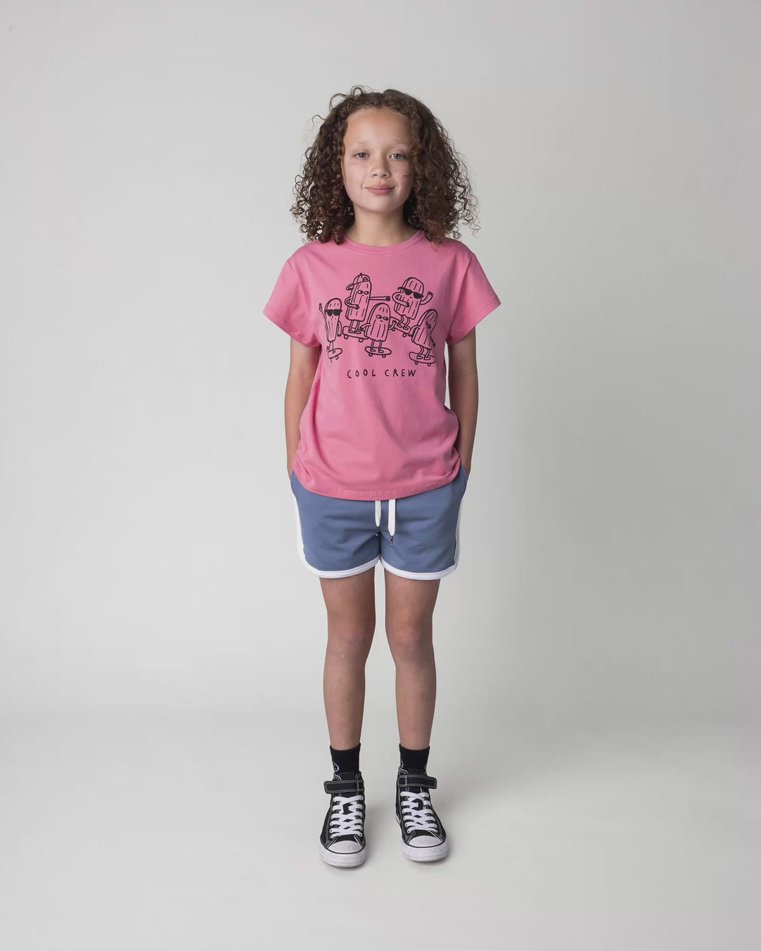 Kid wearing the Sprint Short in cornflower and white, full circle video